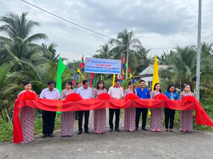 Đại diện đoàn thanh niên khu vực Đồng bằng sông Tiền cắt băng khánh thành công trình thanh niên “Thắp sáng tuyến đường quê”.