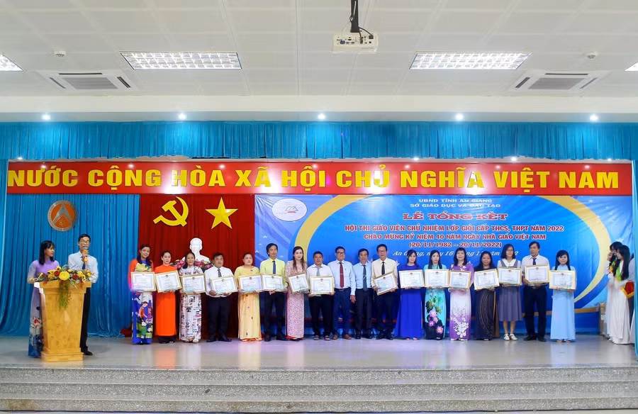 Trao thưởng 112 giáo viên THCS, THPT đạt danh hiệu Giáo viên chủ nhiệm lớp giỏi cấp tỉnh năm học 2022 - 2023.