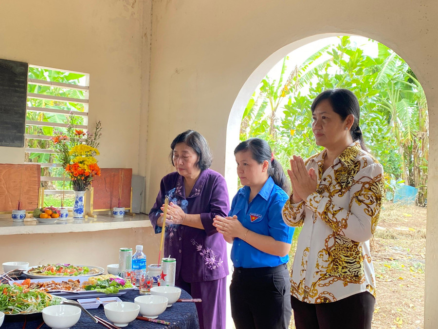 Bà Phan Thị Mỹ Hạnh (ngoài cùng), Phó Bí thư Huyện ủy, Chủ tịch UBND huyện Long Hồ thắp hương, tưởng nhớ công ơn nhà giáo. Bà Phan Thị Mỹ Hạnh (ngoài cùng), Phó Bí thư Huyện ủy, Chủ tịch UBND huyện Long Hồ thắp hương, tưởng nhớ công ơn nhà giáo.