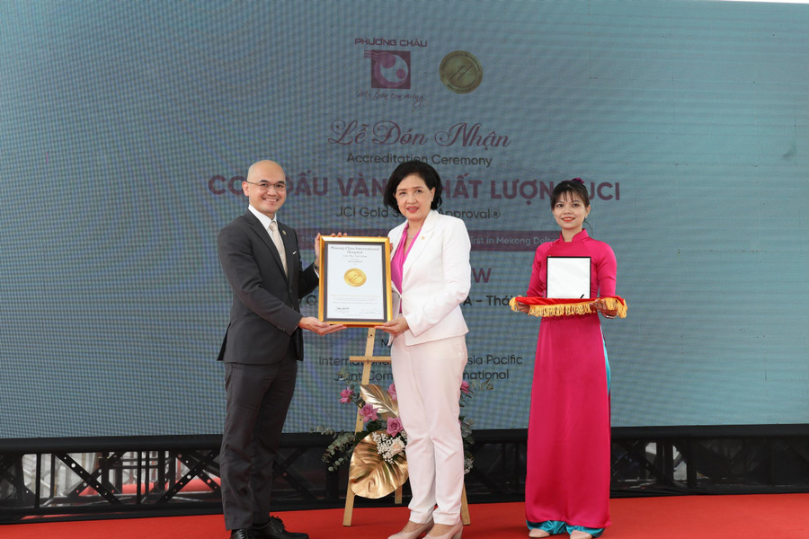 Bà Nguyễn Thị Ngọc Hồ, Chủ tịch Hội đồng quản trị Tập đoàn Y tế Phương Châu đón nhận Con dấu vàng chất lượng JCI.
