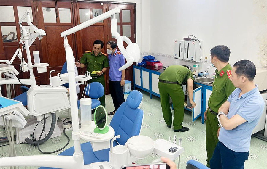 Lực lượng chức năng khám xét nơi làm việc của Tú. Lực lượng chức năng khám xét nơi làm việc của Tú.