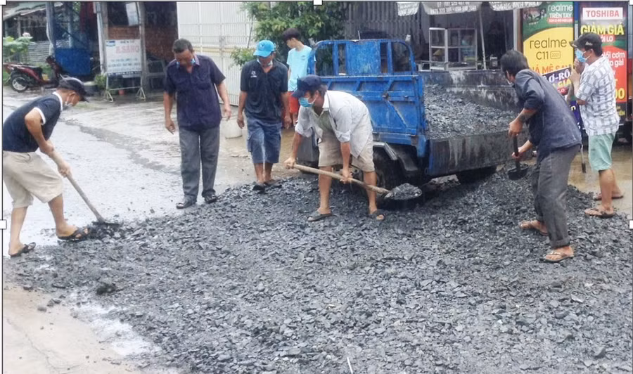 Thấy được việc làm có ý nghĩa của ông Vân (bìa trái) nhiều người đã chung tay hỗ trợ.