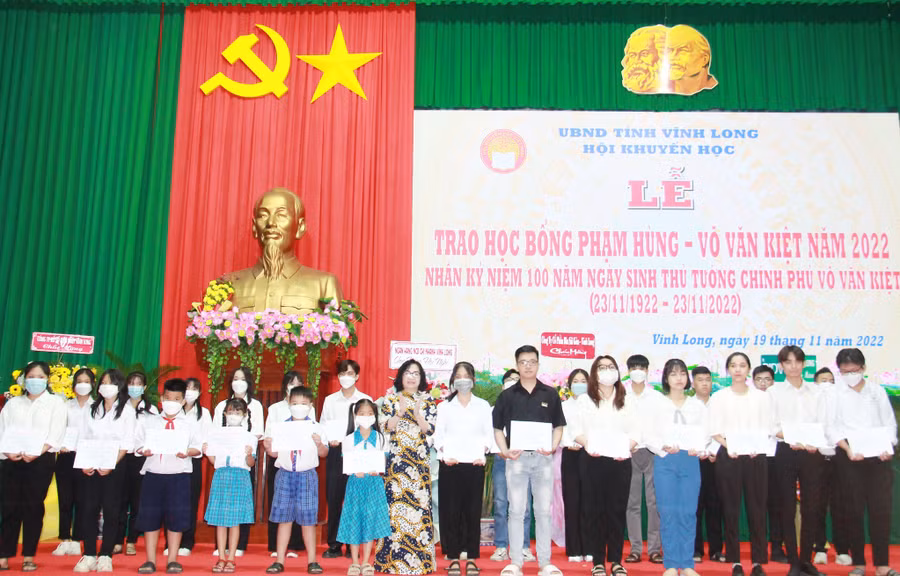 Bà Nguyễn Thị Minh Hạnh, ủy viên thường vụ tỉnh ủy, Trưởng ban dân vận tỉnh ủy trao học bổng cho học sinh, sinh viên.