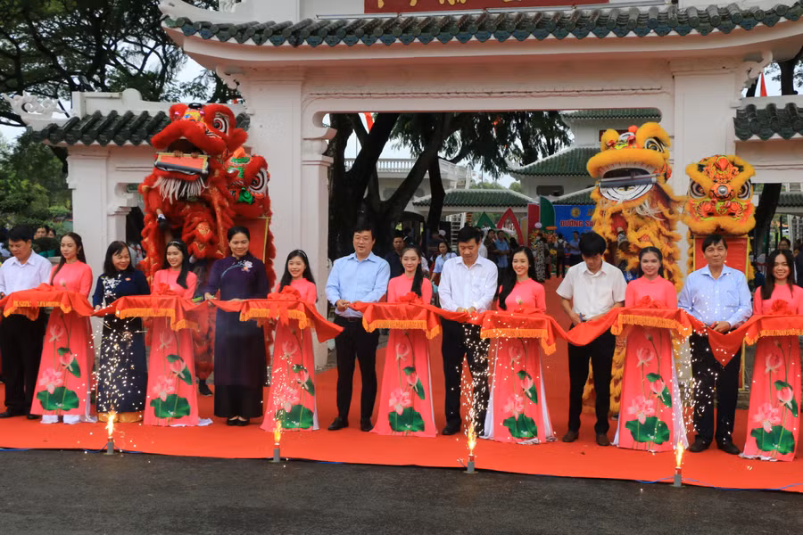 Các đại biểu cắt băng khánh thành đường sách đầu tiên ở khu vực Đồng bằng sông Cửu Long.