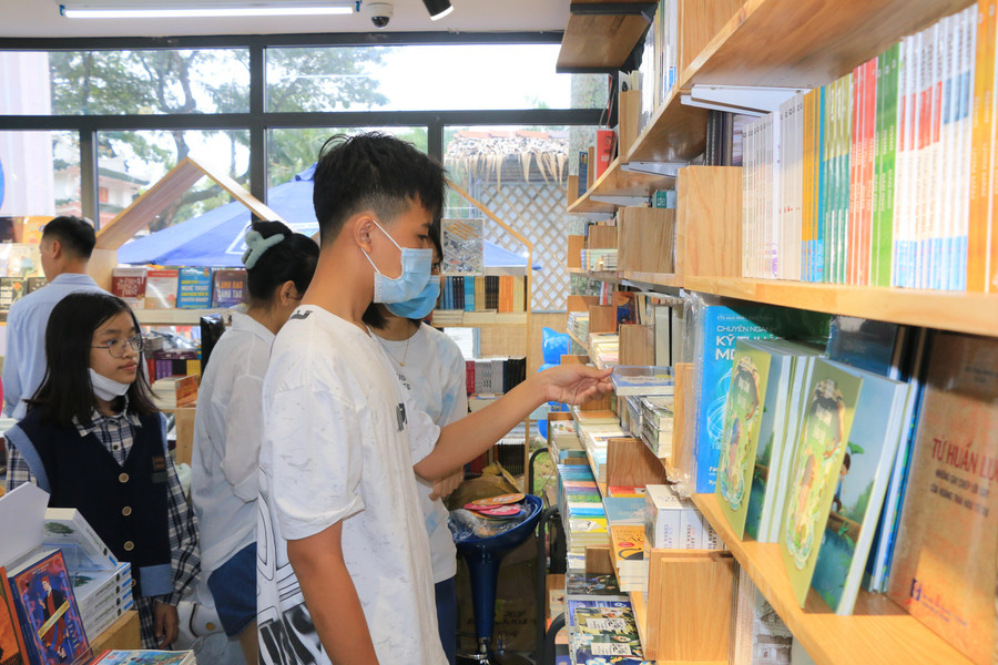 Các bạn trẻ tham quan một gian trưng bày tại đường sách. Các bạn trẻ tham quan một gian trưng bày tại đường sách.