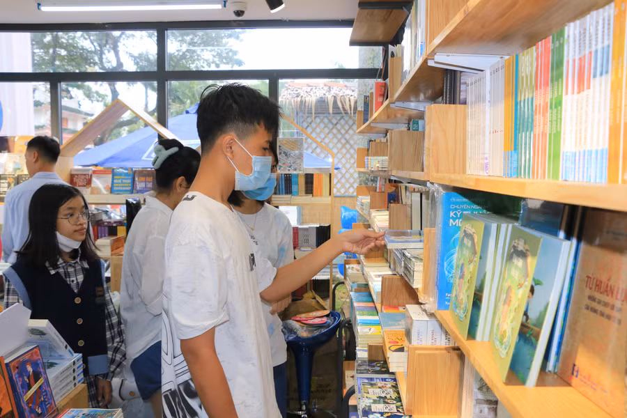 Các bạn trẻ tham quan một gian trưng bày tại đường sách.