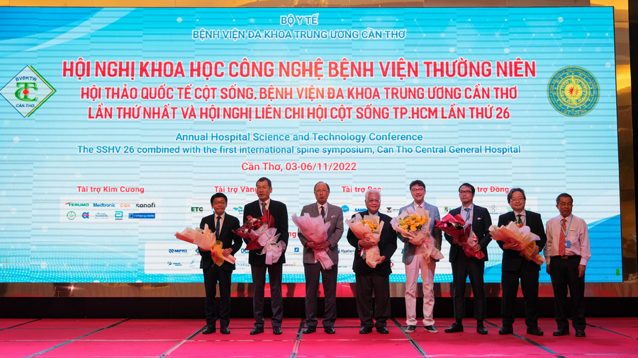 Đại diện lãnh đạo bệnh viện tặng hoa cho các đại biểu tham dự.