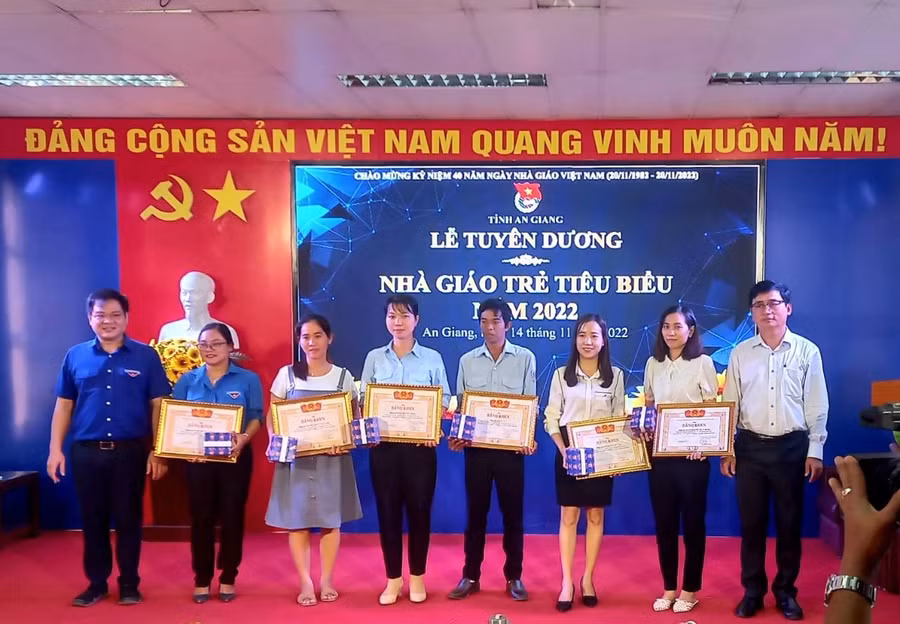 Lãnh đạo Sở GD&ĐT và tỉnh đoàn An Giang trao Bằng khen cho 27 “Nhà giáo trẻ tiêu biểu” cấp tỉnh năm 2022.