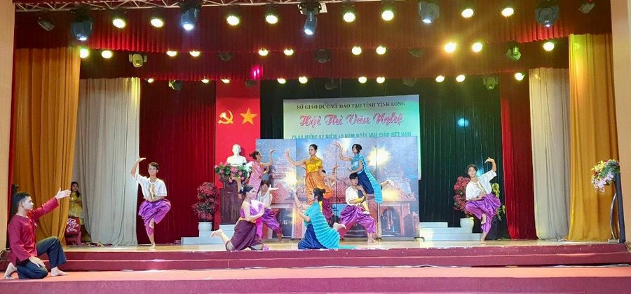 Tiết mục biểu diễn của các thầy cô giáo tại hội thi.