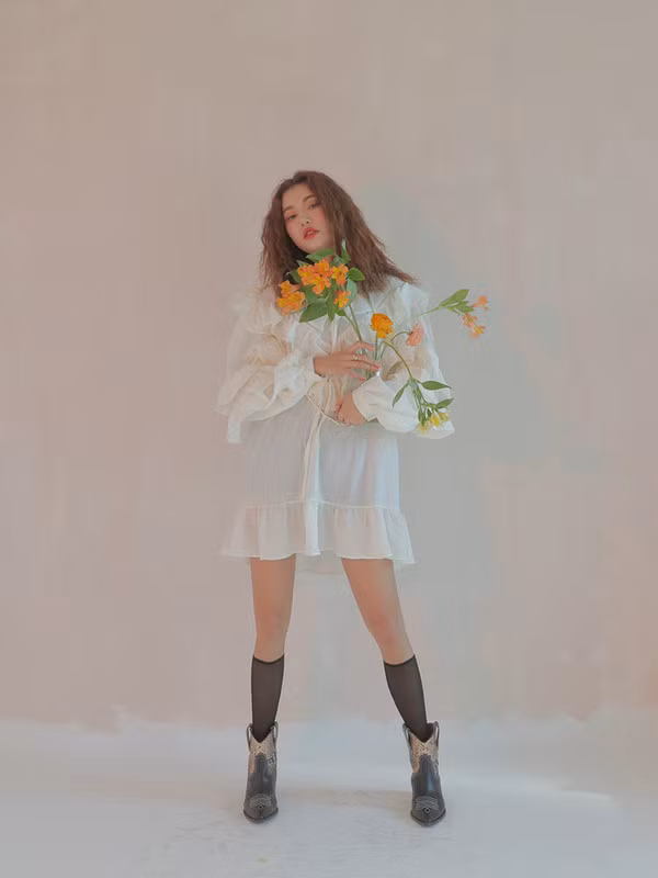 Nếu sở hữu chiều cao nổi bật, bạn có thể chọn váy dài tay, bèo bản rộng. Nếu thuộc tuýp “nấm lùn” bạn nên tiết chế bớt để không gây cảm giác nặng nề.