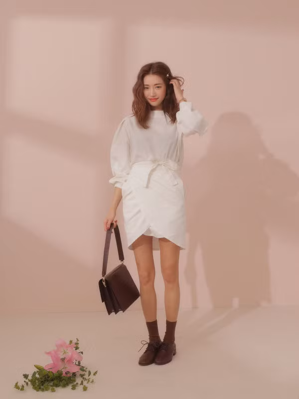 Váy ngắn ngang đùi vừa khoe được chân dài lại vừa thuận tiện trong khi di chuyển là lựa chọn hay ho dành cho nàng yêu thích sự thoải mái.