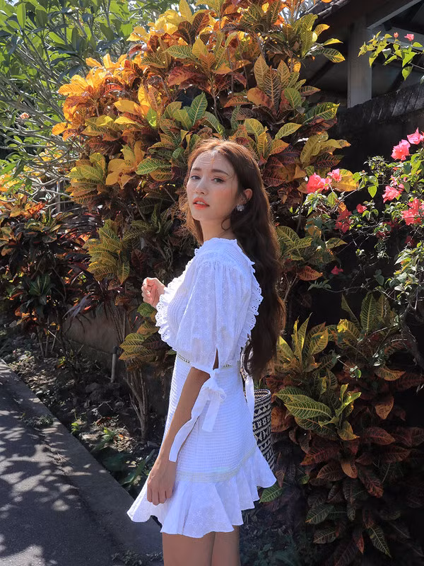 Kiểu váy với những điểm nhấn bèo càng thêm ngọt ngào hơn bao giờ hết khi có họa tiệt thêu chìm. 