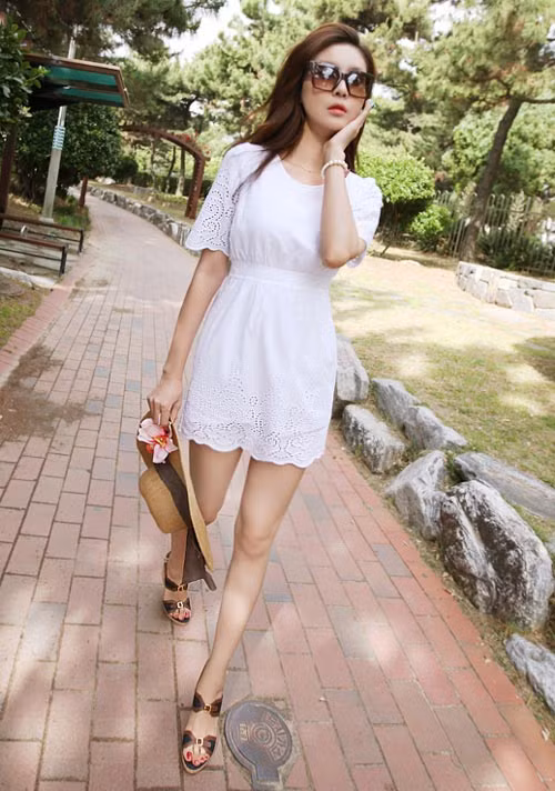 Cách mix đầm khéo léo với sandals, mũ tông nâu giúp bạn ghi điểm cho buổi dạo phố. 