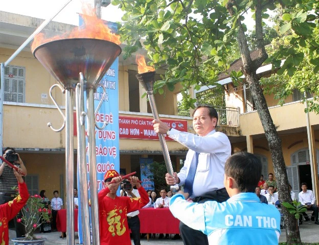 Ông Trần Quốc Trung – Phó Bí thư thường trực Thành ủy Cần Thơ châm đuốc khai mạc Hội khỏe Phù Đổng TP Cần Thơ năm 2014