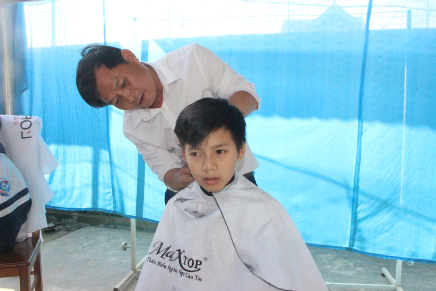 “Salon tóc 0 đồng” của các thầy giáo