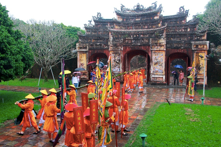 Lễ dựng nêu hay còn gọi là Thướng tiêu trong chốn hoàng cung triều Nguyễn được tái hiện năm 2019. Ảnh:Võ Thạnh Lễ dựng nêu hay còn gọi là Thướng tiêu trong chốn hoàng cung triều Nguyễn được tái hiện năm 2019. Ảnh: Võ Thạnh