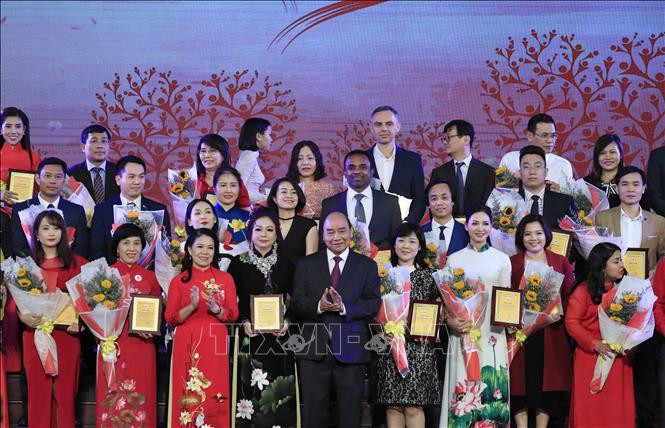 Thủ tướng Nguyễn Xuân Phúc và các nhà tài trợ cho Hội Chữ Thập đỏ Việt Nam. Ảnh: Thống Nhất/TTXVN Chú thích ảnh