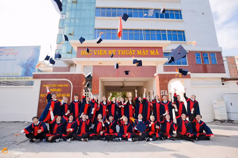 Cổng Phân hiệu Học viện Kỹ thuật mật mã TP. Hồ Chí Minh – 17A Cộng Hòa- Phường 4, Q. Tân Bình.