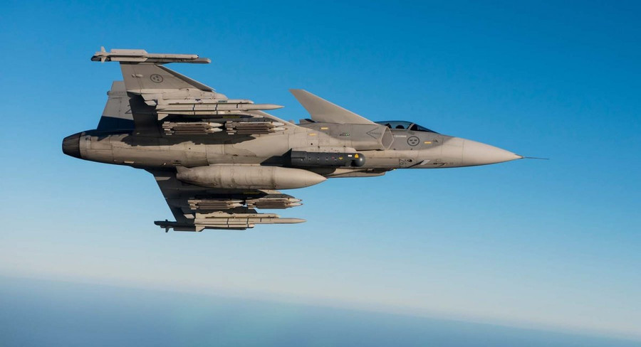 Gripen-C của Thụy Điển trang bị tên lửa không đối không IRIS-T và AIM-120 AMRAAM và bom GBU-39 SDB Gripen-C của Thụy Điển trang bị tên lửa không đối không IRIS-T và AIM-120 AMRAAM và bom GBU-39 SDB