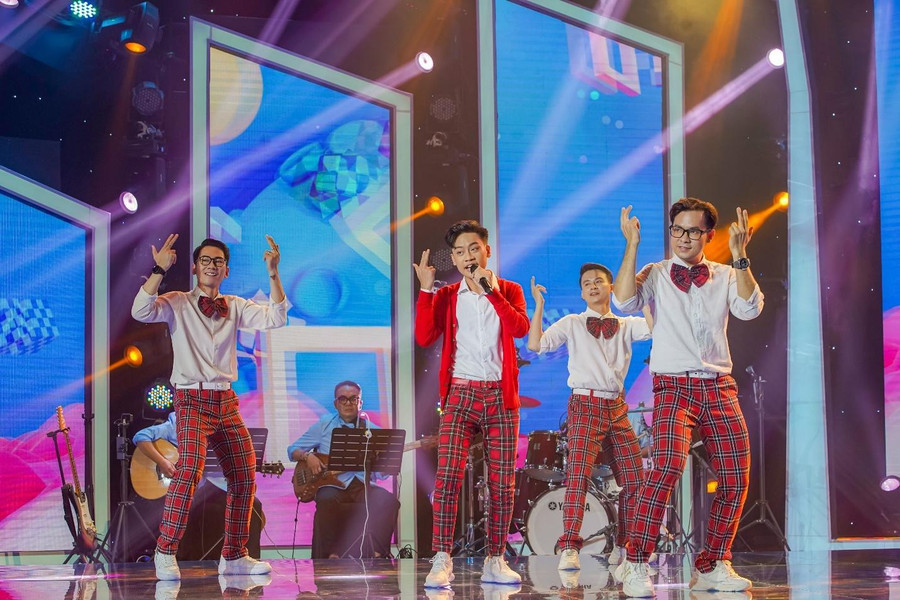 Tấn Bảo mang đến hit “Lớn rồi còn khóc nhè” chữa lành cho những người con xa nhà. Tấn Bảo mang đến hit “Lớn rồi còn khóc nhè” chữa lành cho những người con xa nhà.