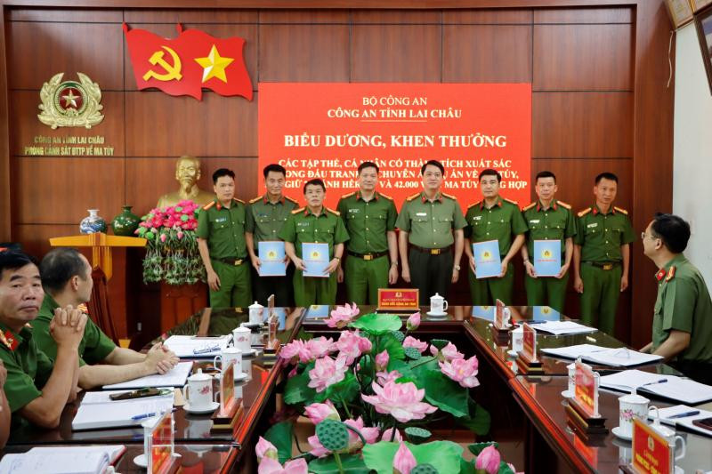 Công an tỉnh Lai Châu khen thưởng các đơn vị điều tra khám phá án. Công an tỉnh Lai Châu khen thưởng các đơn vị điều tra khám phá án.