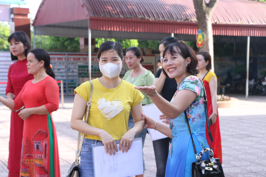 Các phụ huynh không có đủ thiết bị có thể tới trường nhờ thầy cô hỗ trợ đăng ký trực tuyến cho con vào lớp 1.