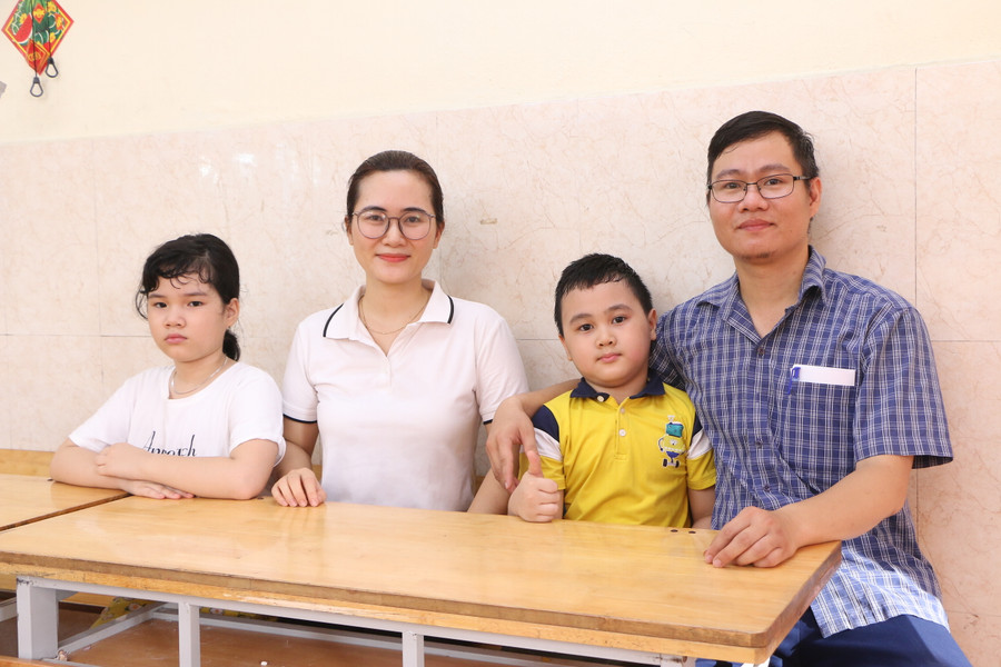 Vợ chồng chị Nguyễn Thị Mai Linh cùng nhau đến trường nộp hồ sơ cho con vào lớp 1.