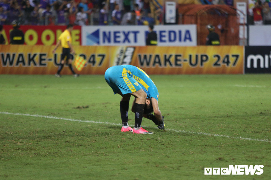 Văn Toản cúi đầu tự trách mình vì sơ suất trong bàn thua của Hải Phòng.