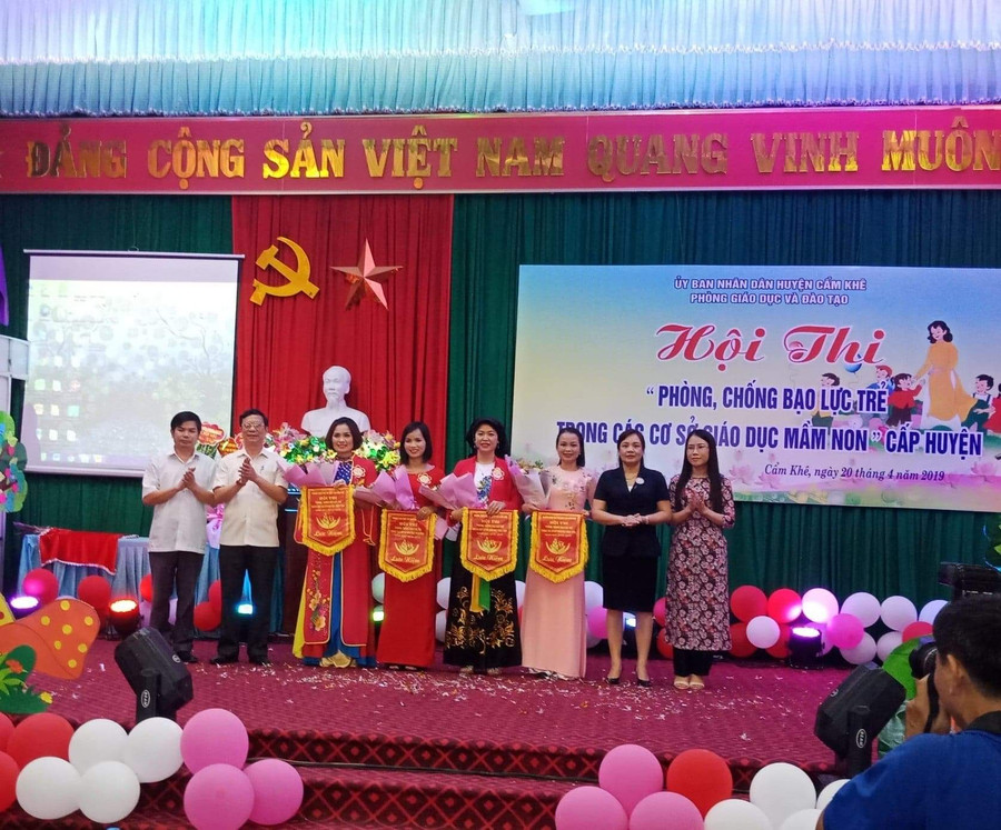 Đại diện BTC trao cờ cho các đội thi đạt giải cao Đại diện BTC trao cờ cho các đội thi đạt giải cao