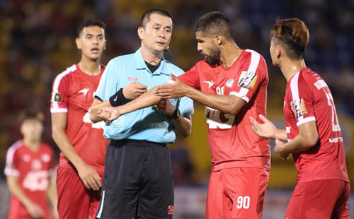 Trọng tài là vấn nạn đối với V-League từ nhiều năm qua Trọng tài là vấn nạn đối với V-League từ nhiều năm qua