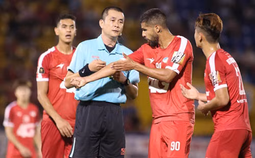 Trọng tài là vấn nạn đối với V-League từ nhiều năm qua