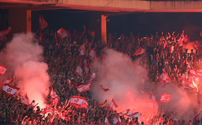 CLB Hải Phòng đứng trước nguy cơ bị “treo sân” vì CĐV đốt pháo sáng