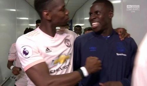 Pogba (trái) thân mật với đồng hương Zouma trong đường hầm sân Goodison Park