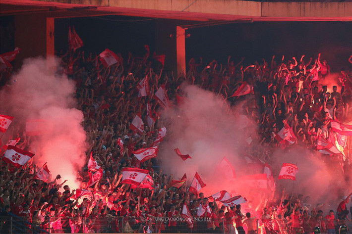 CĐV Hải Phòng đốt pháo sáng trên sân Hàng Đẫy.