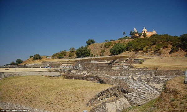 Kim tự tháp lớn nhất thế giới dưới chân nhà thờ Mexico 