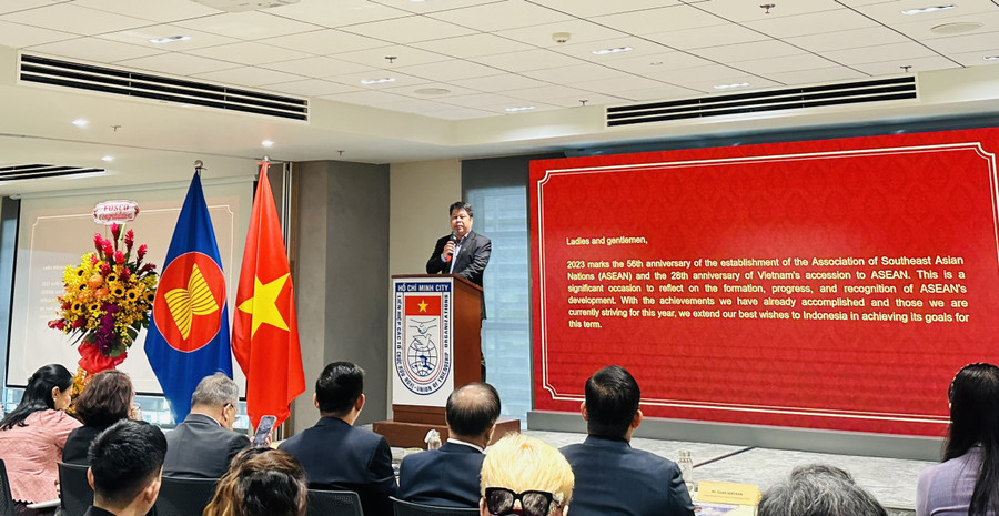 TS Lê Nguyễn Quốc Khang, Phó Hiệu trưởng Trường ĐH Mở TPHCM phát biểu tại buổi lễ.