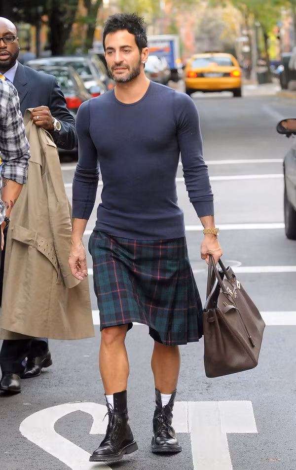 Ngay cả nhà thiết kế Marc Jacobs cũng cực kì ựa chuộng mẫu túi Hermes Birkin khi dạo phố