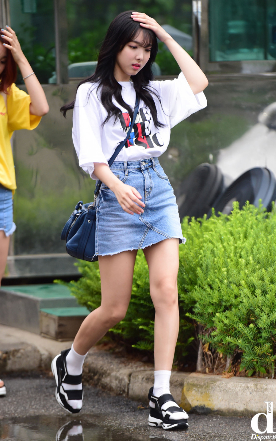 Giày sandals đế thô là trợ thủ đặc lực giúp Nayeon (TWICE) trông cao hơn vài cm. 