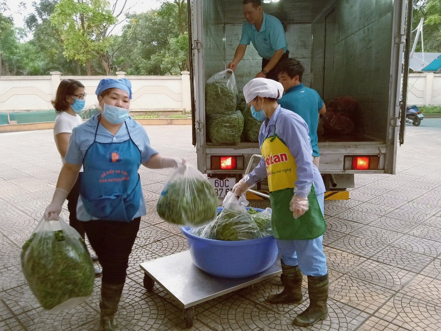 Giao nhận thực phẩm cho bếp ăn bán trú thường bắt đầu từ khoảng 6 giờ sáng hàng ngày.