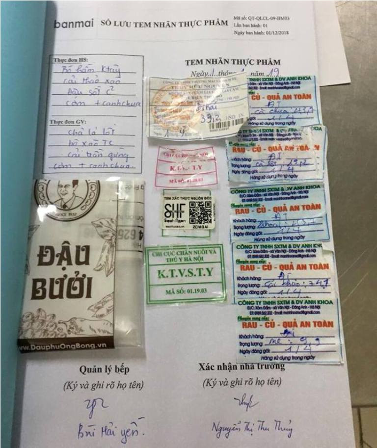 Thực đơn, phiếu giao nhận thực phẩm tại bếp ăn trường Tiểu học Đông Thái (quận Tây Hồ, Hà Nội)