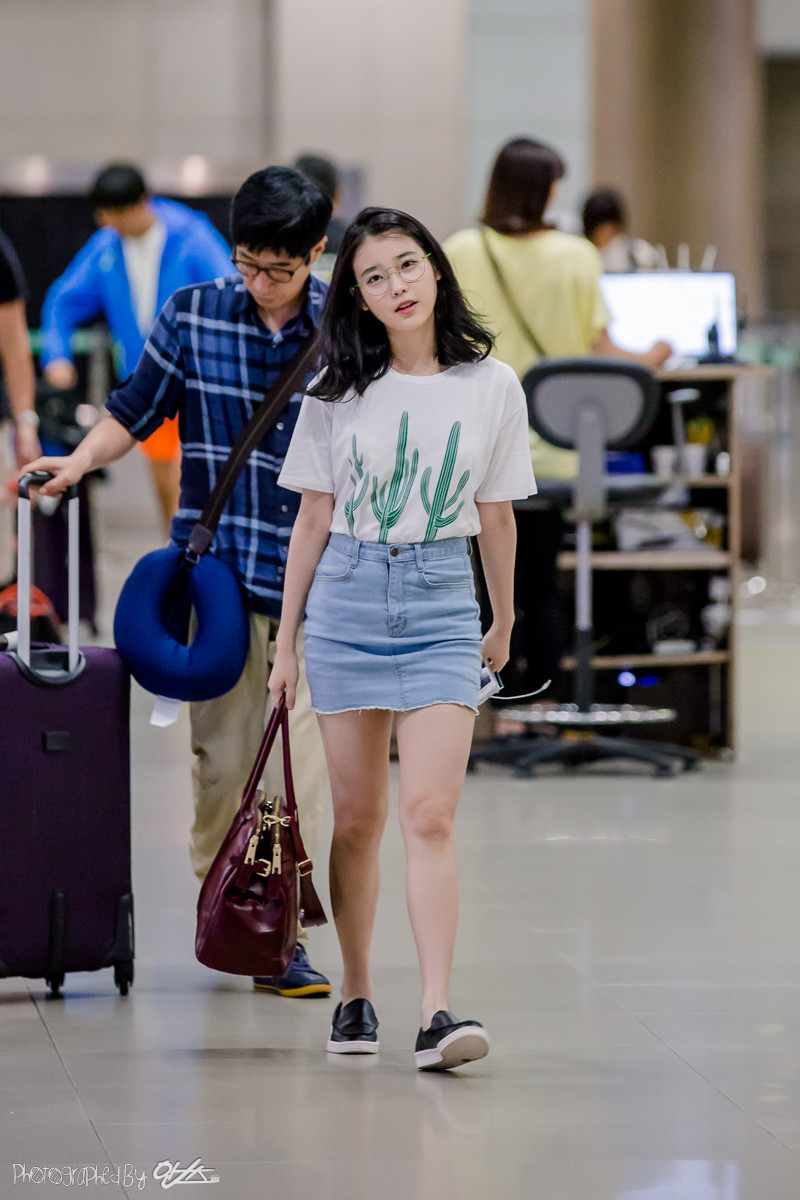 Ca sĩ IU trông năng động hơn với áo thun trắng và chân váy denim. 