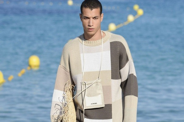 Trong BST Xuân - Hè 2019 mới nhất của nhà Jacquemus đã cho ra mắt giới mộ điệu thời trang các dòng túi mini bag dành cho nam