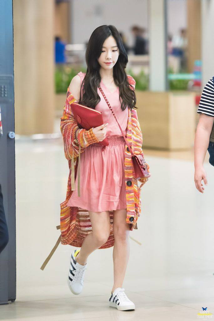 Với Taeyeon, cô nàng luôn chọn những kiểu trang phục vừa vặn với dáng người. Trưởng nhóm quyền lực của SNSD thường tránh những kiểu quần áo quá rộng, khiến cho vóc người không còn thon thả, mảnh mai nữa. 