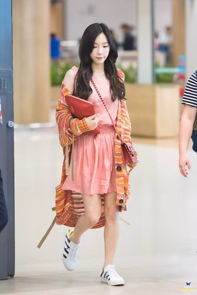 Bí kíp phối đồ giúp cho các nàng mét rưỡi trông cao như mét bảy của sao Hàn ảnh 3 Với Taeyeon, cô nàng luôn chọn những kiểu trang phục vừa vặn với dáng người. Trưởng nhóm quyền lực của SNSD thường tránh những kiểu quần áo quá rộng, khiến cho vóc người không còn thon thả, mảnh mai nữa.