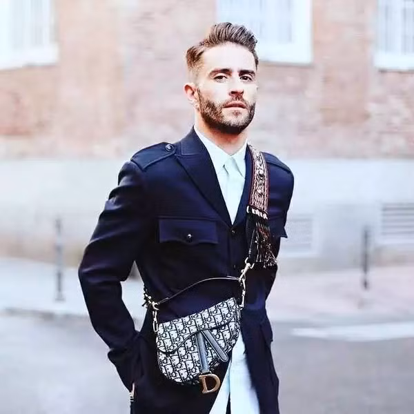 Tưởng mẫu Saddle Dior này chỉ có phái đẹp mới xách được thì đã lầm to, ngay cả cánh mày râu cũng có thể khoác trên mình nhé