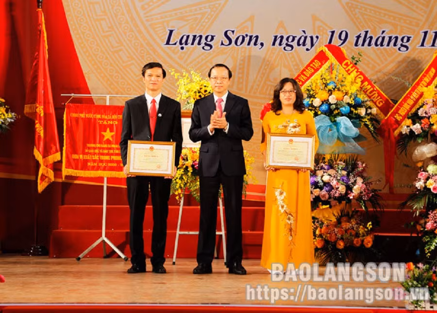 Đồng chí Phạm Ngọc Thưởng - Thứ trưởng Bộ GD&amp;ĐT trao bằng khen cho tập thể và cá nhân có thành tích xuất sắc (Ảnh: Báo Lạng Sơn)