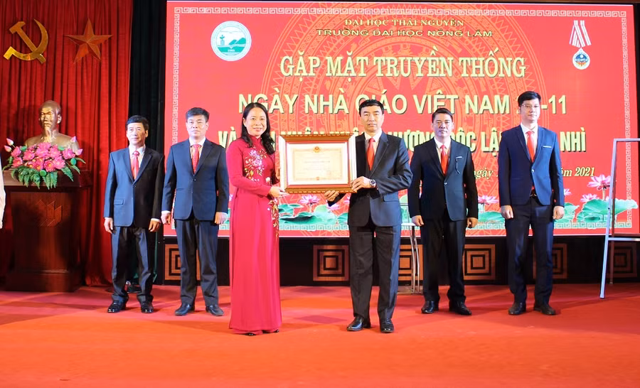 Đồng chí Võ Thị Ánh Xuân, Phó Chủ tịch nước trao huân chương độc lập hạng Nhì cho đại diện trường Đại học Nông Lâm (ĐH Thái Nguyên)