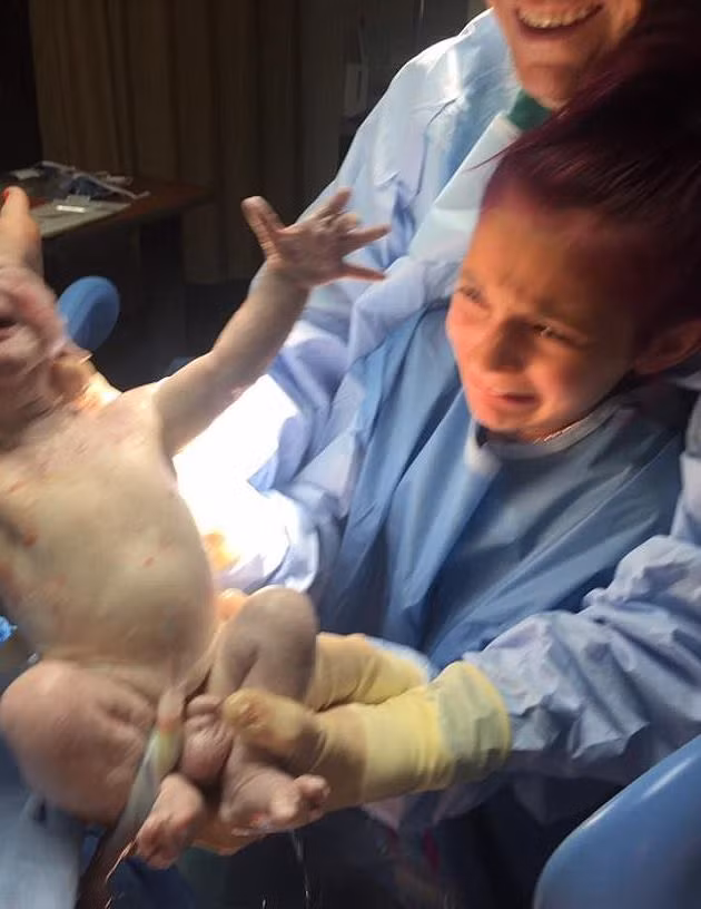 Nghẹn ngào khi đón em trai chào đời