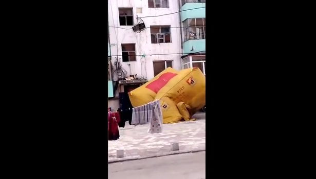 Người đàn ông rơi từ sân thượng tòa nhà 7 tầng xuống không chết ảnh 1 Người đàn ông rơi từ sân thượng tòa nhà 7 tầng xuống không chết ảnh 1