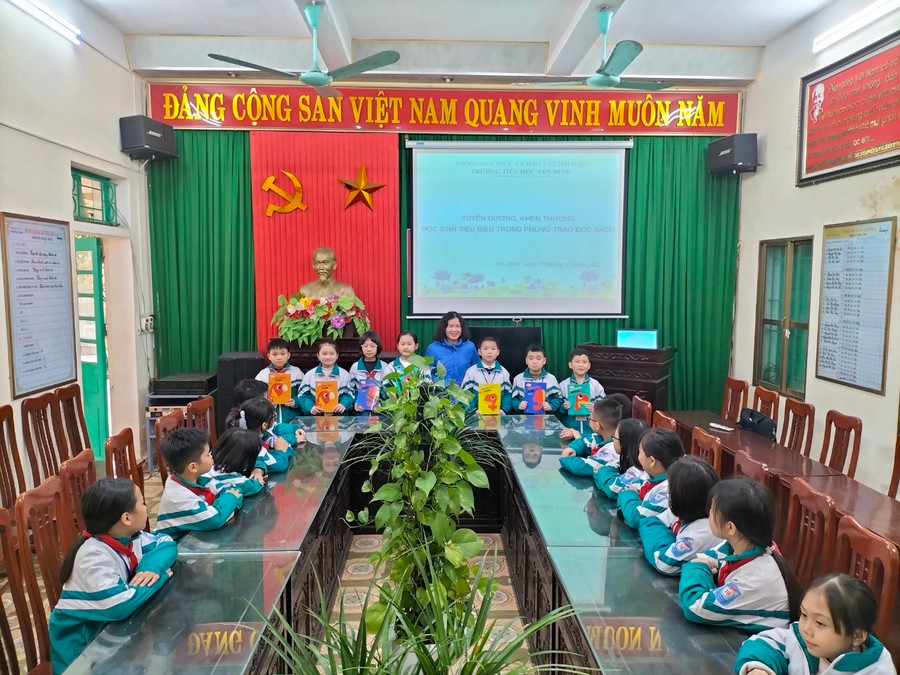 Nhà trường tuyên dương, phát thưởng cho học sinh tiêu biểu trong phong trào đọc sách. Nhà trường tuyên dương, phát thưởng cho học sinh tiêu biểu trong phong trào đọc sách.